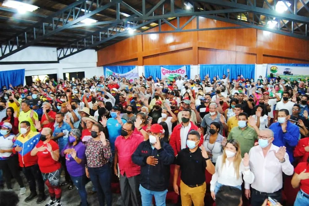 Movimientos Sociales con nuestro Gob. José Vasquez y Enlace Estadal Dip. <a href="/hugbelpsuv/">Hugbel Roa</a> ... Pa' Lante vamos con todo.💪🇻🇪

#VivaElLibertadorBolivar 
<a href="/NicolasMaduro/">Nicolás Maduro</a> 
<a href="/dcabellor/">Diosdado Cabello R</a> 
<a href="/PartidoPSUV/">PSUV</a>