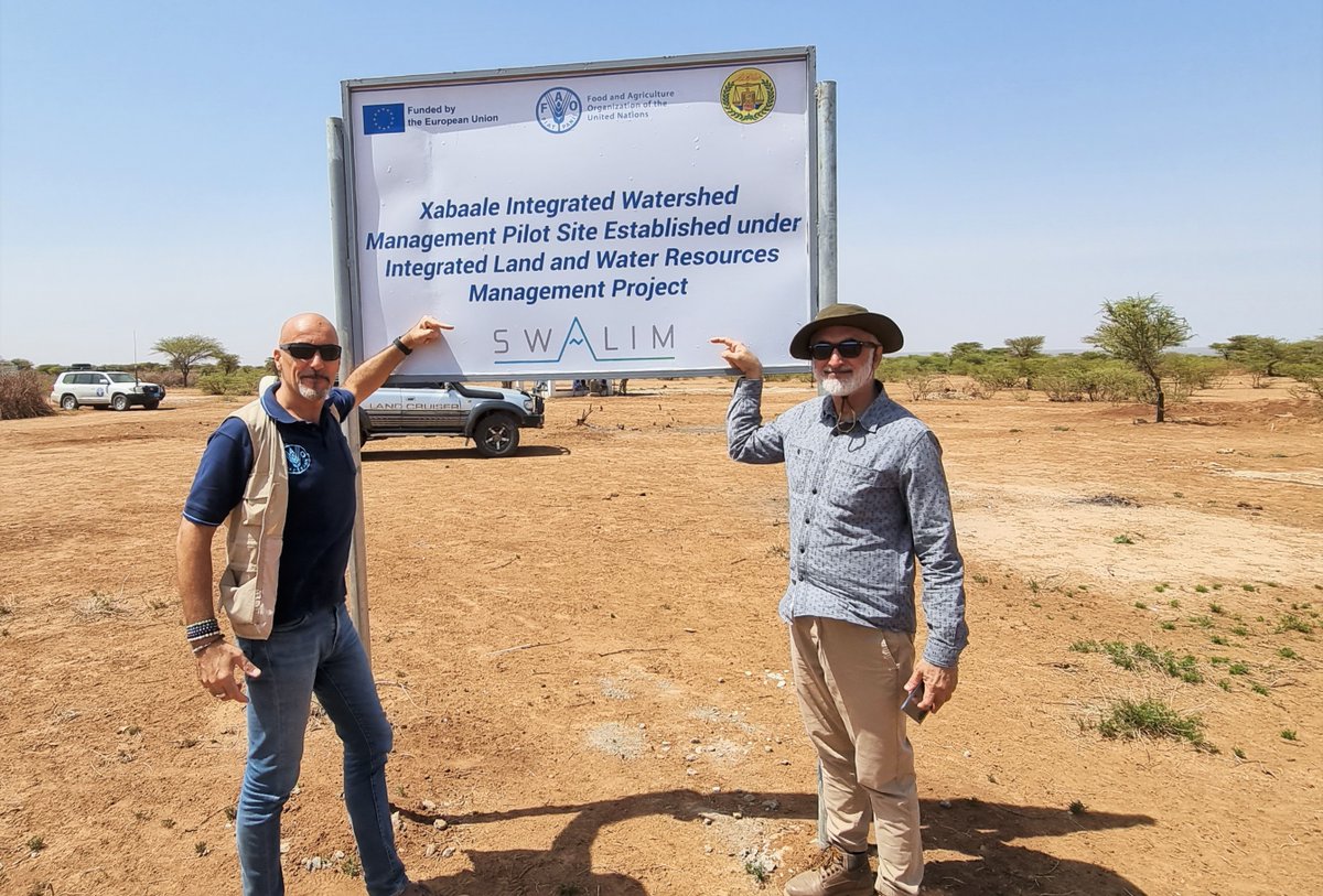 Today @FAOSomalia #SWALIM team visited Xabaale site in #Somaliland, where #ILWRM @EU_in_Somalia funded project built up a reservoir. Water harvested on the only rainy day affecting this area is pumped with solar energy into the troughs/water point, serving the whole community.