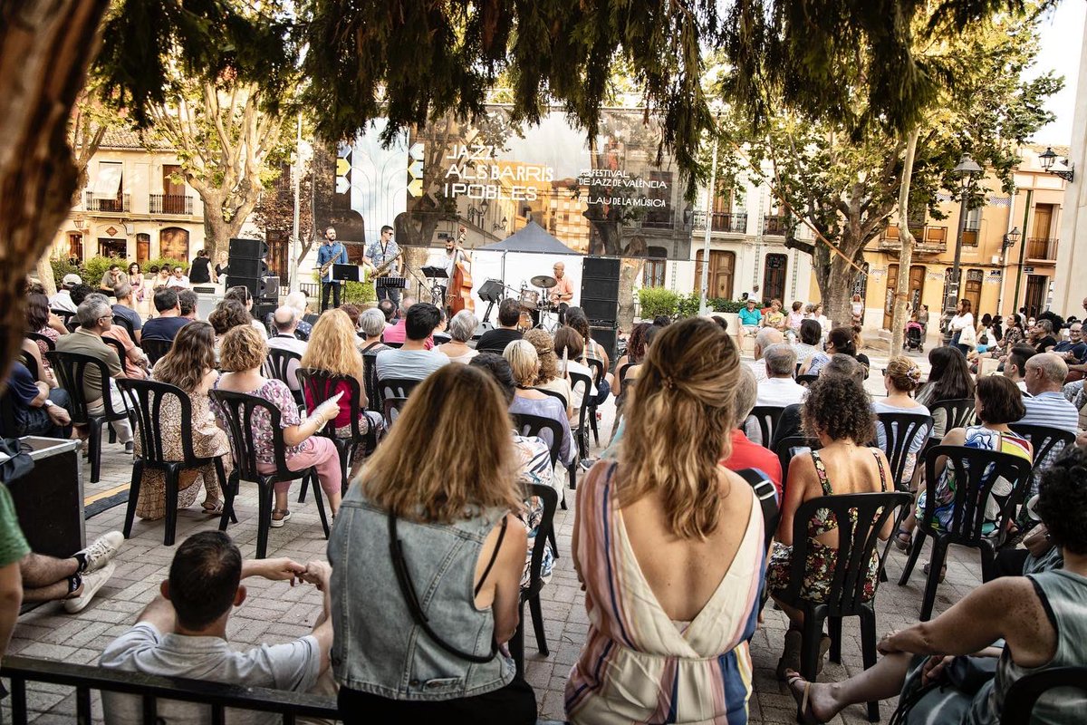 FJazzValencia's tweet photo. ✨ Fantàstica actuació del quartet Jeff Jerolamon Experience a la plaça de Campanar, dins del cicle #jazzalsbarrisipobles que forma part del @festivaljazzvalencia. ❤️
Plaça plena de gom a gom, gaudint del millor jazz!! 😍😍 https://t.co/6KUvD70V3f