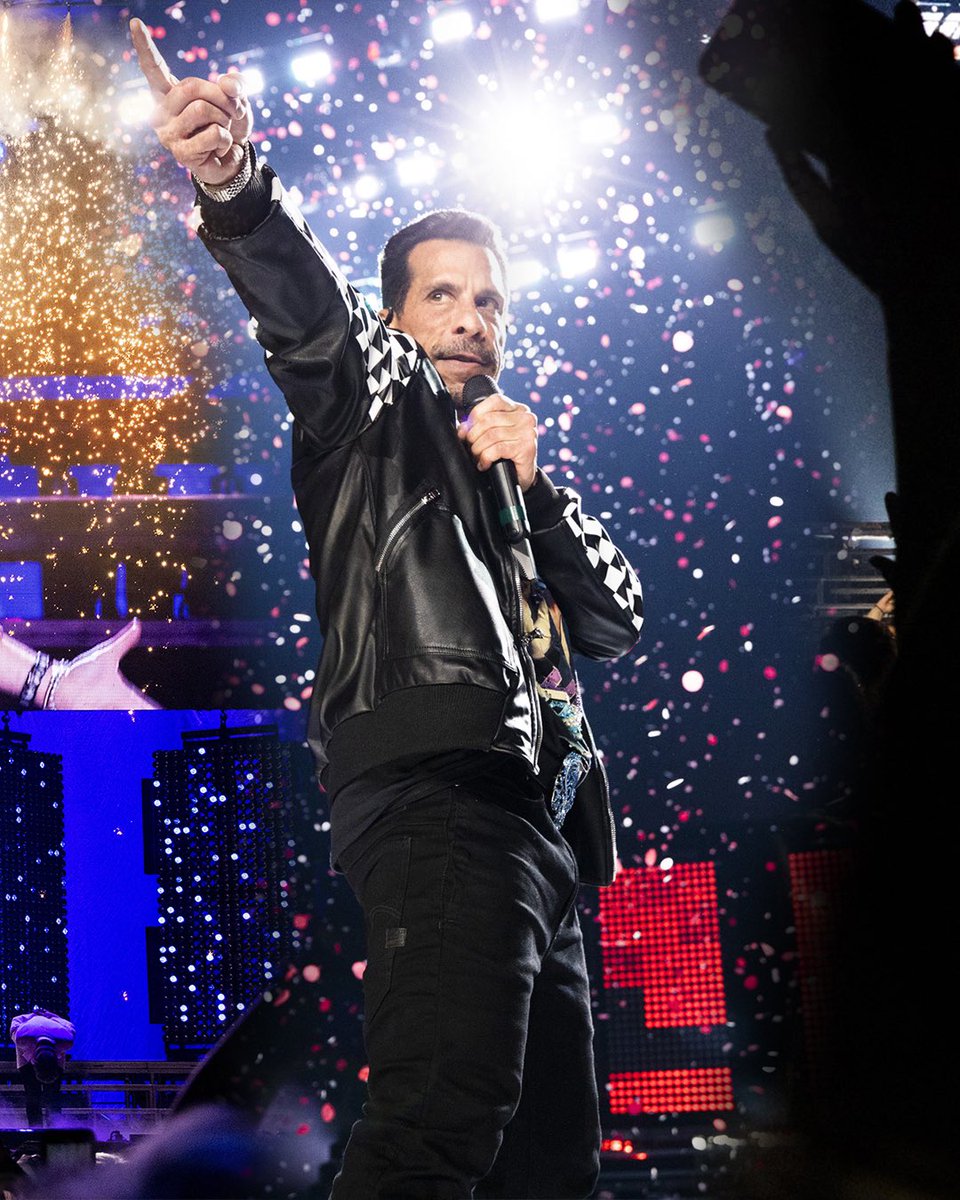 NKOTB's tweet image. We had the time of our lives on the #NKOTBMixtapeTour with all of our beautiful Blockheads. Thank you for bringing the #BHLove to EVERY SINGLE CITY! We couldn’t have done this without you. Thank you 🤖❤️