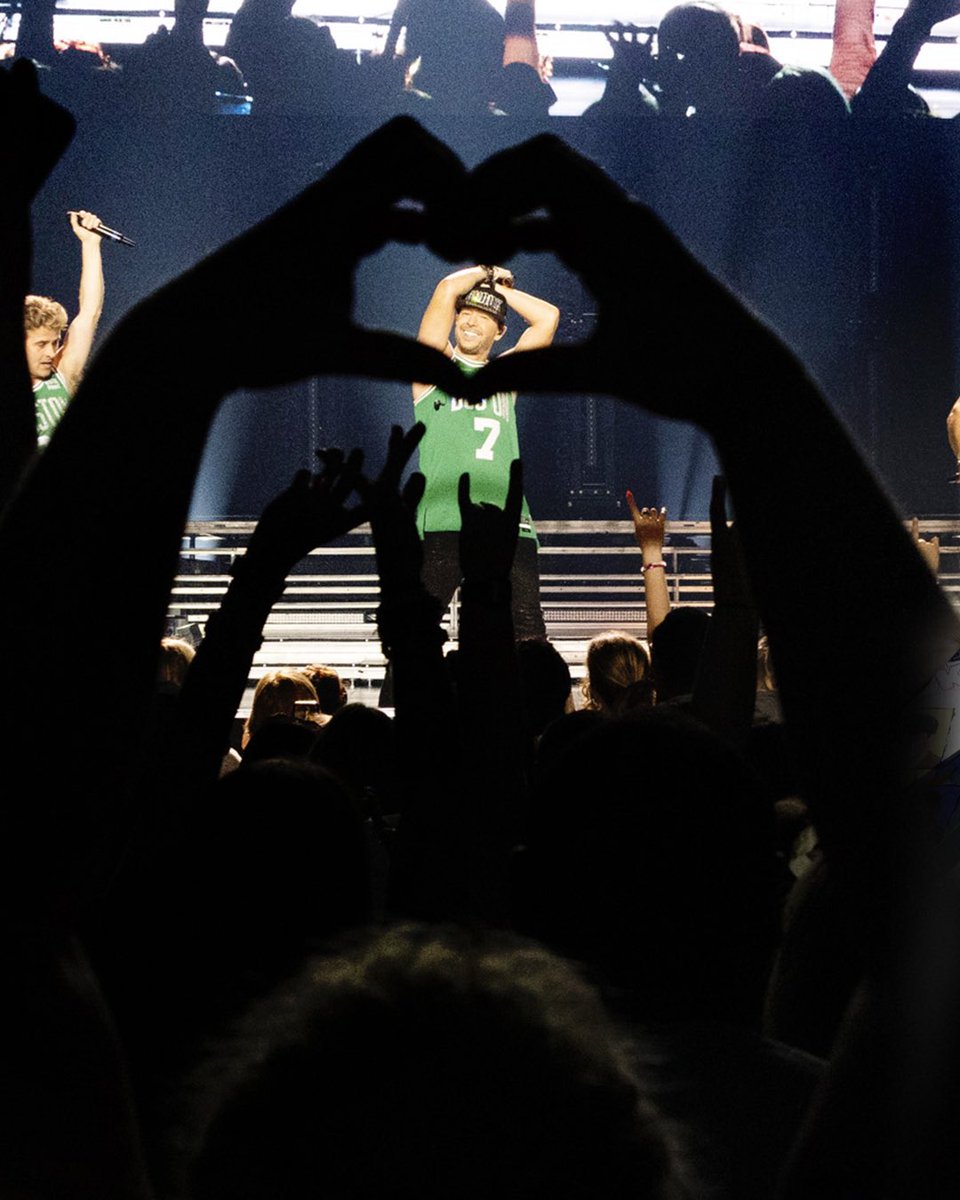 NKOTB's tweet image. We had the time of our lives on the #NKOTBMixtapeTour with all of our beautiful Blockheads. Thank you for bringing the #BHLove to EVERY SINGLE CITY! We couldn’t have done this without you. Thank you 🤖❤️