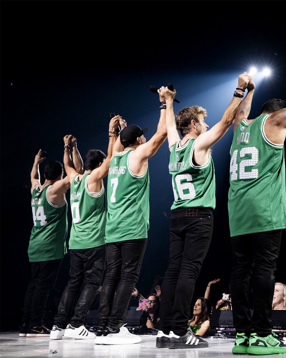 NKOTB's tweet image. We had the time of our lives on the #NKOTBMixtapeTour with all of our beautiful Blockheads. Thank you for bringing the #BHLove to EVERY SINGLE CITY! We couldn’t have done this without you. Thank you 🤖❤️