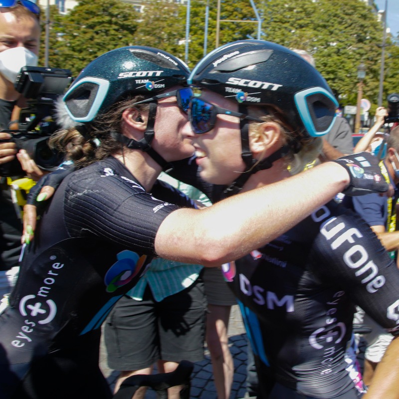 picnicpostnl's tweet photo. What a stage, what a day @LeTourFemmes 😍🎉 

Go #InsideOut from today's #TDFF action as we went all-in to set up @lorenawiebes for the finale and take the first 🟡 jersey of the race📸 

#KeepChallenging