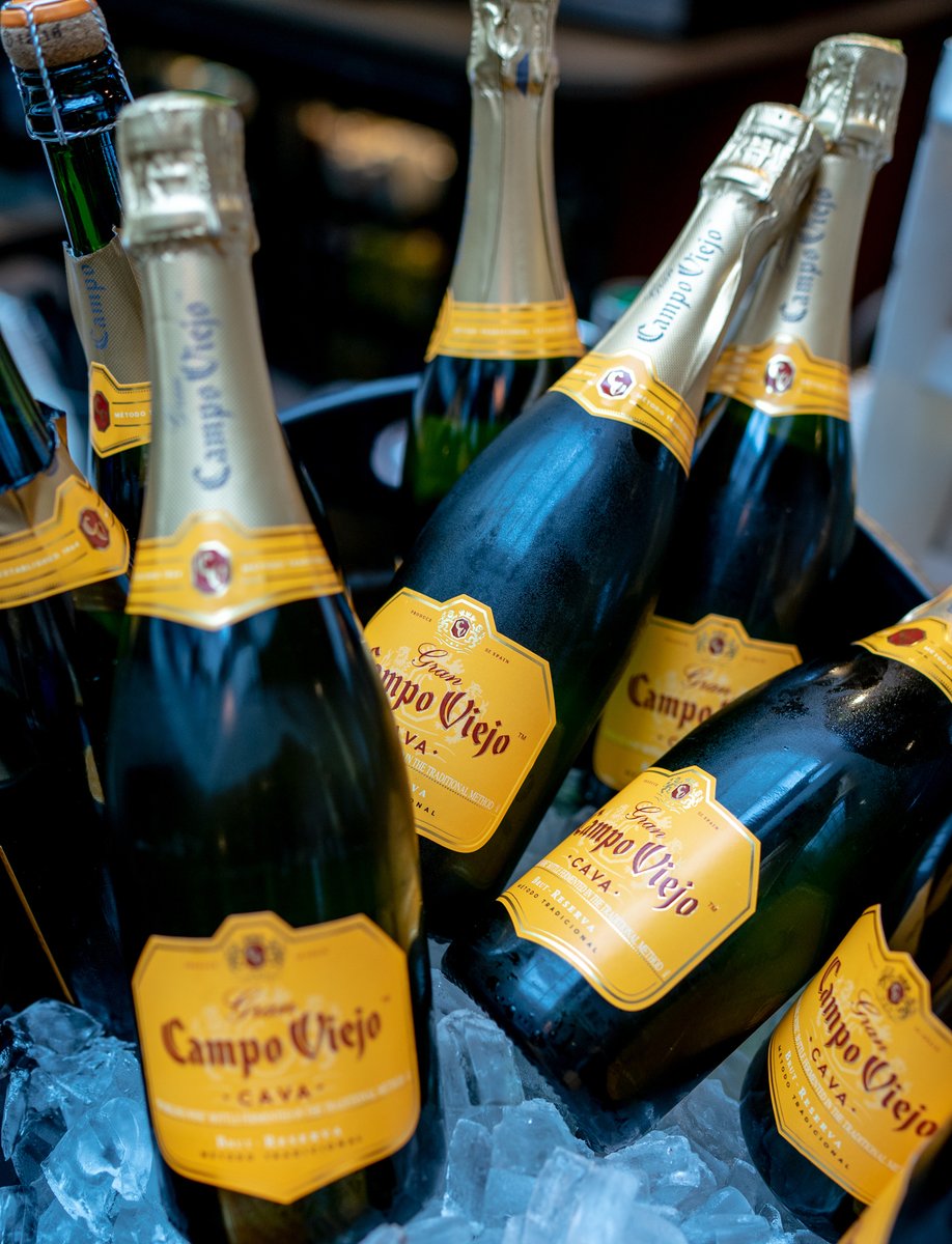 The mimosas will be flowing all day at #BrickhouseTavernChi! 🍾🍾 Let's brunch! 🍩🍳🥓