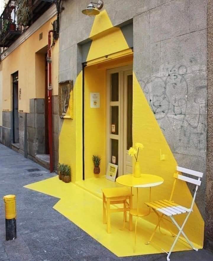 جمعية في أمريكا إسمها (الفاشلون المتحدون) ..
شروط الإنتساب لها : أن يثبت المتقدم فشله في المدرسة والزواج والعمل والعلاقات الاجتماعية كلها. 
- رئيس هذه الجمعية ألّف كتابا بعنوان "كيف تصبح فاشلا" ولاقى الكتاب نجاحا باهرا مما دعا أعضاء هذه الجمعية لطرد الرئيس بتهمة النجاح 😏😂