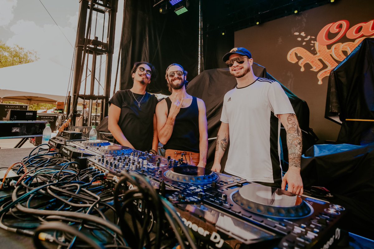 #FloatFest started off right yesterday with #oatsandhoneymusic 🤩🔥