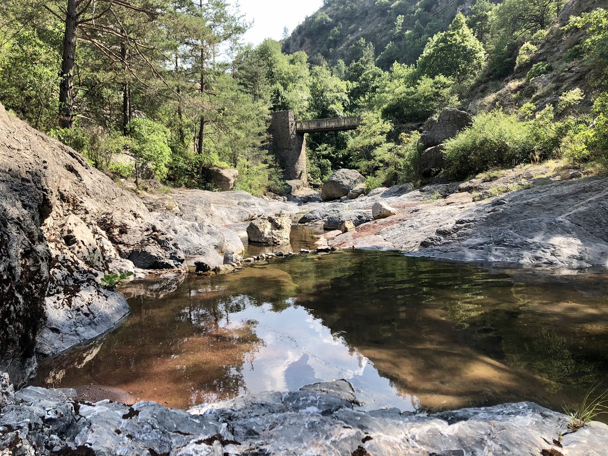 LaugierMa's tweet photo. Et au milieu coule une rivière aux eaux exquises... à en rougir de plaisir 🤗 3/5
#Cians #Riolan #Roudoule 
#CotedAzurFrance https://t.co/daIE7stjHd