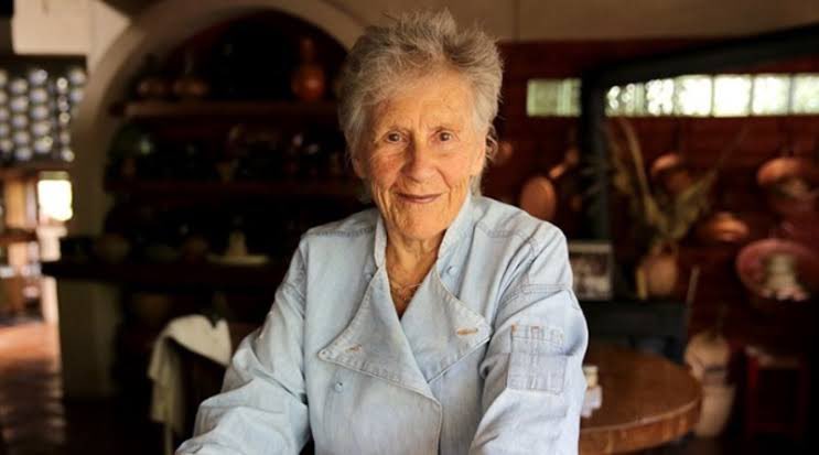 Murió Diana Kennedy, investigadora y cocinera que se enamoró tanto de México y su gastronomía que lo dejó todo y decidió quedarse a vivir acá . Hizo grandes libros de cocina de 🇲🇽 y logró que la percepción de nuestra cocina en los libros en inglés no fueran burritos y margaritas.