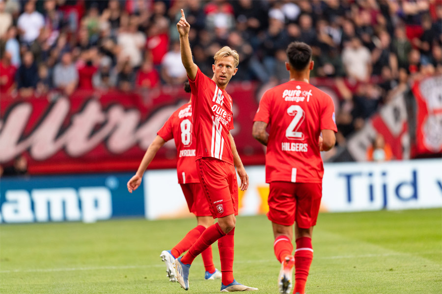 TwenteInsite's tweet photo. FANTASTISCH! FC Twente-fans begroeten Vlap met welbekende favoriete liedje https://t.co/K71bmeipje
#fctwente #twente #cote #enschede #eredivisie #vlap #tudududu #tududududu #aciddream #cherrymoontraxx https://t.co/DcKkKoff83