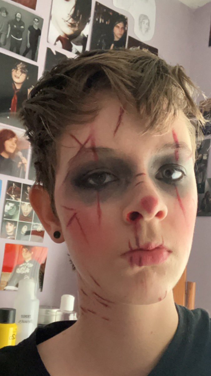 ryan_iero_x's tweet photo. Clowning rn #mcrcircus https://t.co/ARqjdt7ZjK
