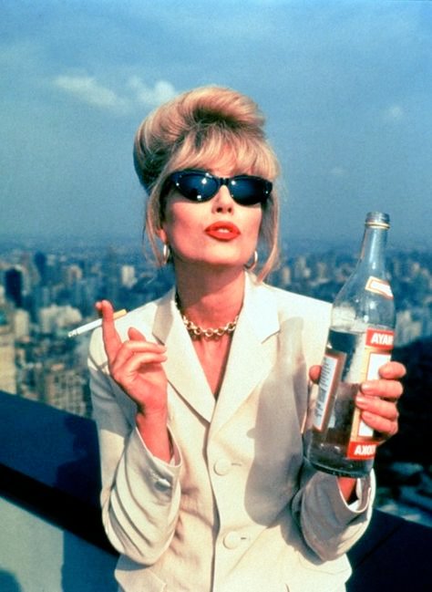 #ShakespeareSunday 

Never did passenger in summer's heat
More thirst for drink than she for this good turn.

Venus and Adonis

#AbsolutelyFabulous