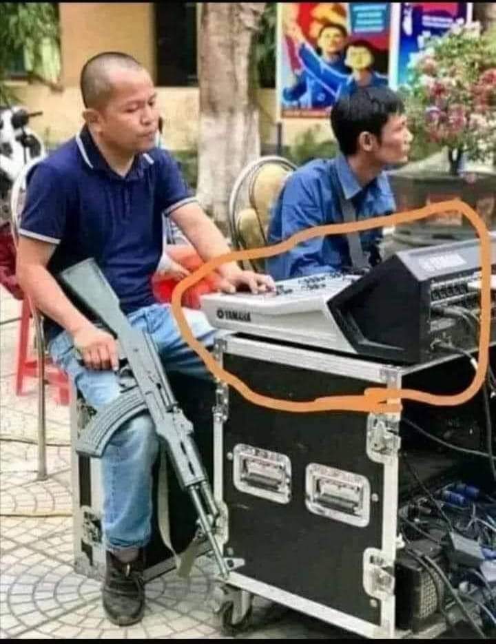 boitumelo_caleb's tweet photo. @AdvoBarryRoux When you have a gig at a Tarven😅😬 https://t.co/MaFtj9LQxw