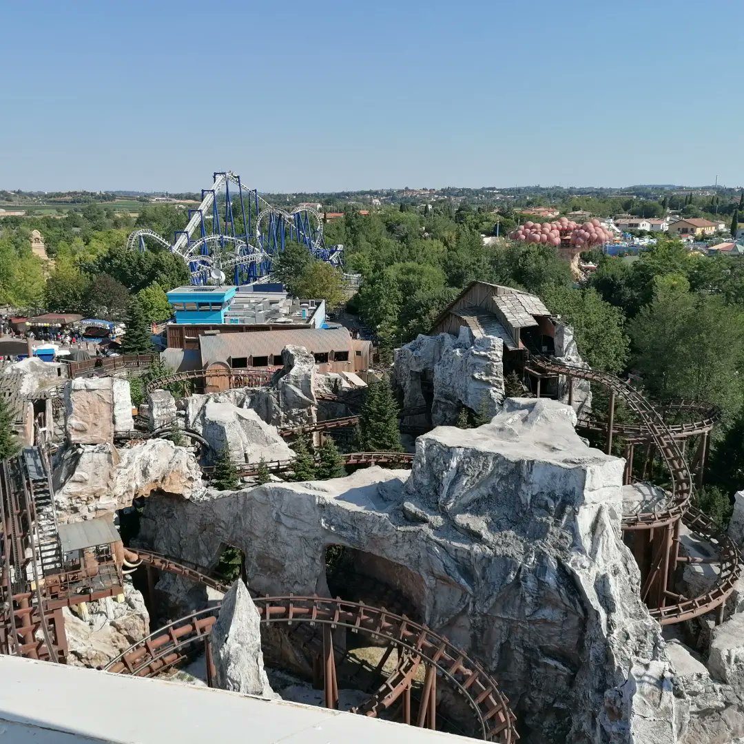 HenryCamisa's tweet photo. I have been waiting so long to get back to a theme park, and @gardaland did not disappoint! https://t.co/upr8YrqXxA