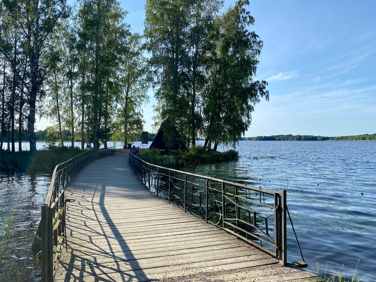 In #Finland, you can find many spots along nature paths where you can sit and relax, and even grill some food😋 Thanks to the "jokamiehenoikeus", or every person's rights, everyone is allowed to enjoy the nature and camp out temporarily.
📍 Aulanko, #Hämeenlinna
