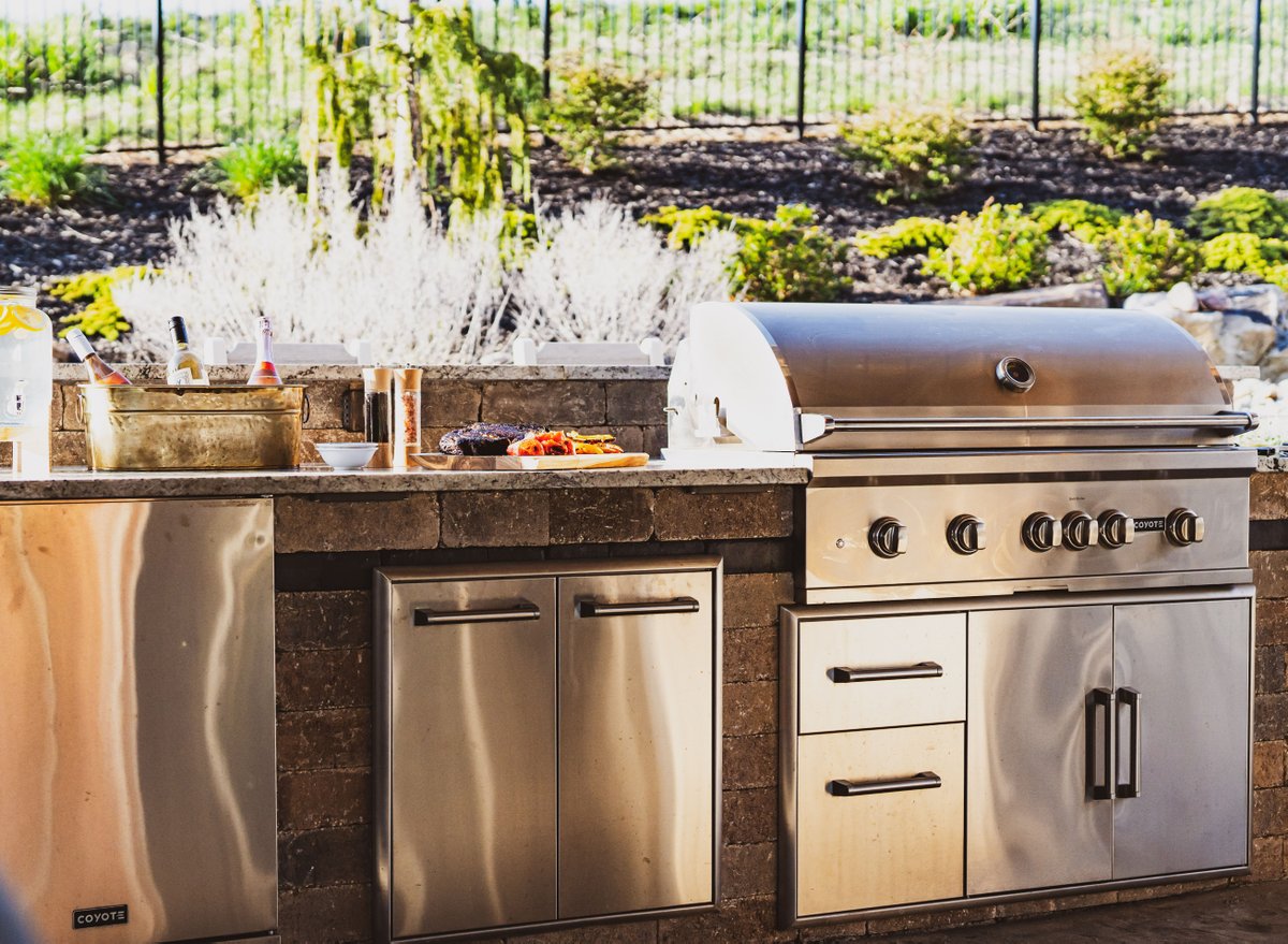 Whoever said outdoor spaces can’t be luxurious has never seen what Coyote and RTA MOKs kitchens with Coyote appliances can do for you.  👏