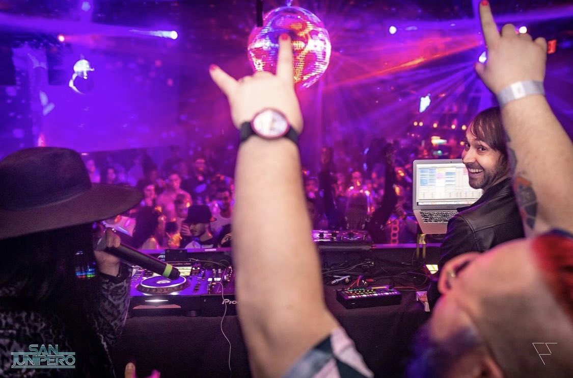 Just had to post it here too; love this pic from NYC last month. 🙂 With <a href="/NightWavNYC/">Night.Wav</a> and <a href="/samuelvalentine/">Samuel Valentine</a> @FITGmusic at <a href="/schimanskinyc/">Schimanski</a> @gbh_events . Photo by @linkreturns 🥂🎶