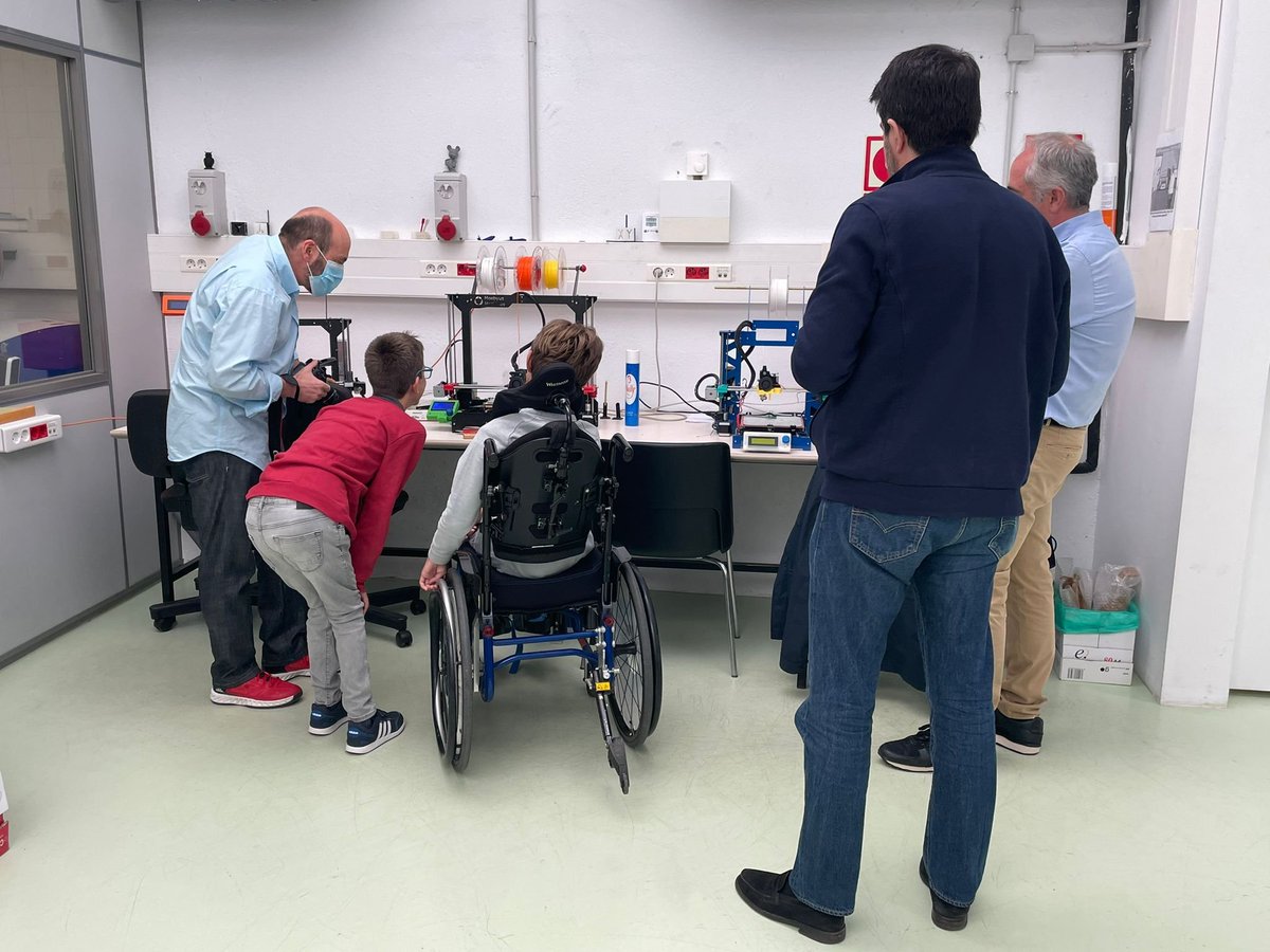 Sin duda alguna, lo más bonito de este trabajo es poder conocerles.... conocer a las personas que ayudas tanto en su día a día, como en su formación académica. 
Momentos como este, son los que hacen que un trabajo merezca la pena.❤️❤️❤️❤️