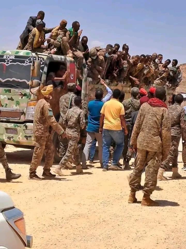 Mustafe_M_Omer's tweet photo. A united people &amp; functioning state can never be intimidated by ragtag outfits like Al-Shabaab. Our gallant special forces are once again proving that the peace in the region is not at the mercy of terrorists. Lunch with the heroes who annihilated AS at Huluul, Afdheer zone. https://t.co/x9ibNQ8dE0