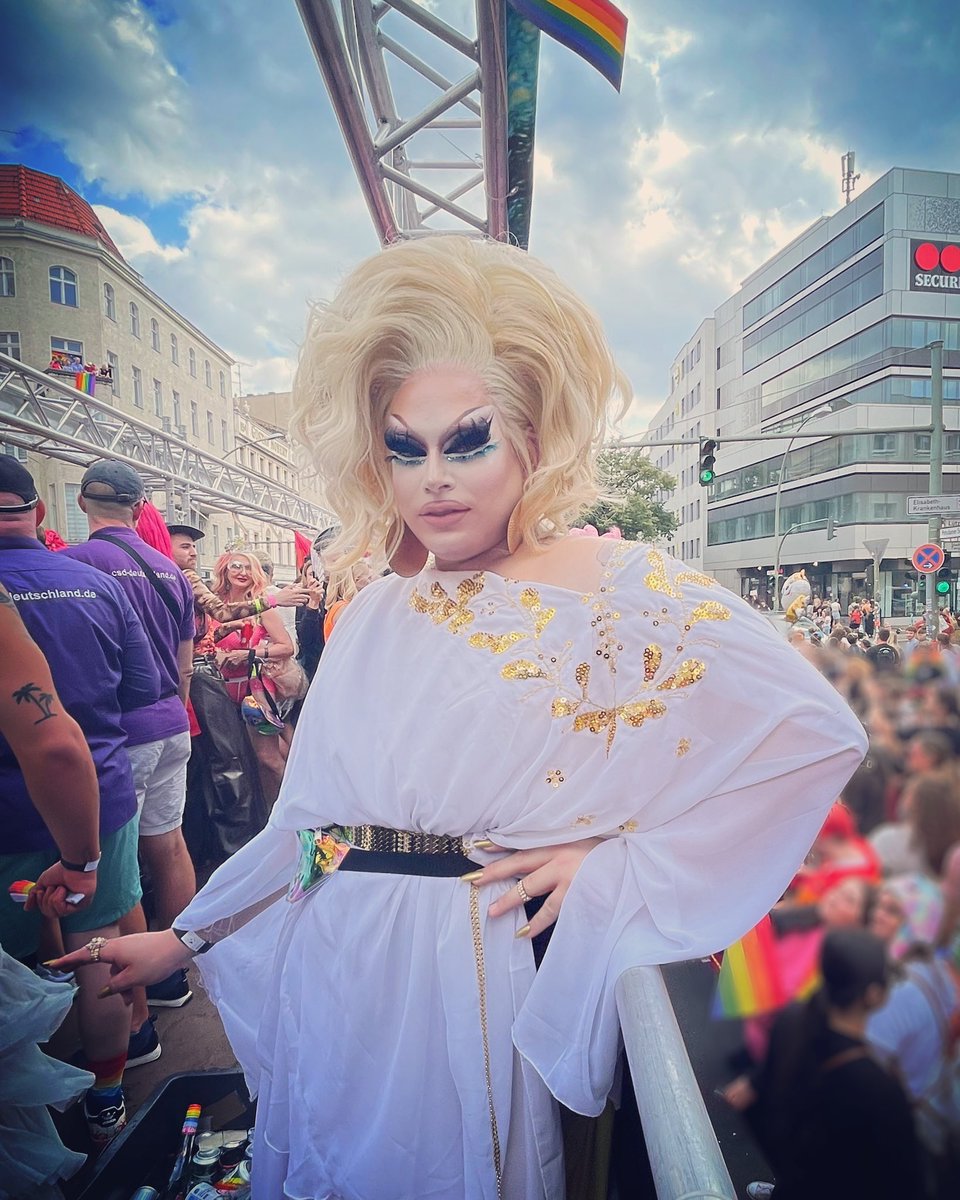Happy Pride BERLIN! 🏳️‍🌈🫶🏻🏳️‍⚧️
Wie geil war das bitte?! 🤯 We are UNITED IN LOVE #proudalliesforall mit @nyxcosmetics_de und @csddeutschland 
#BerlinPride #CsdBerlin