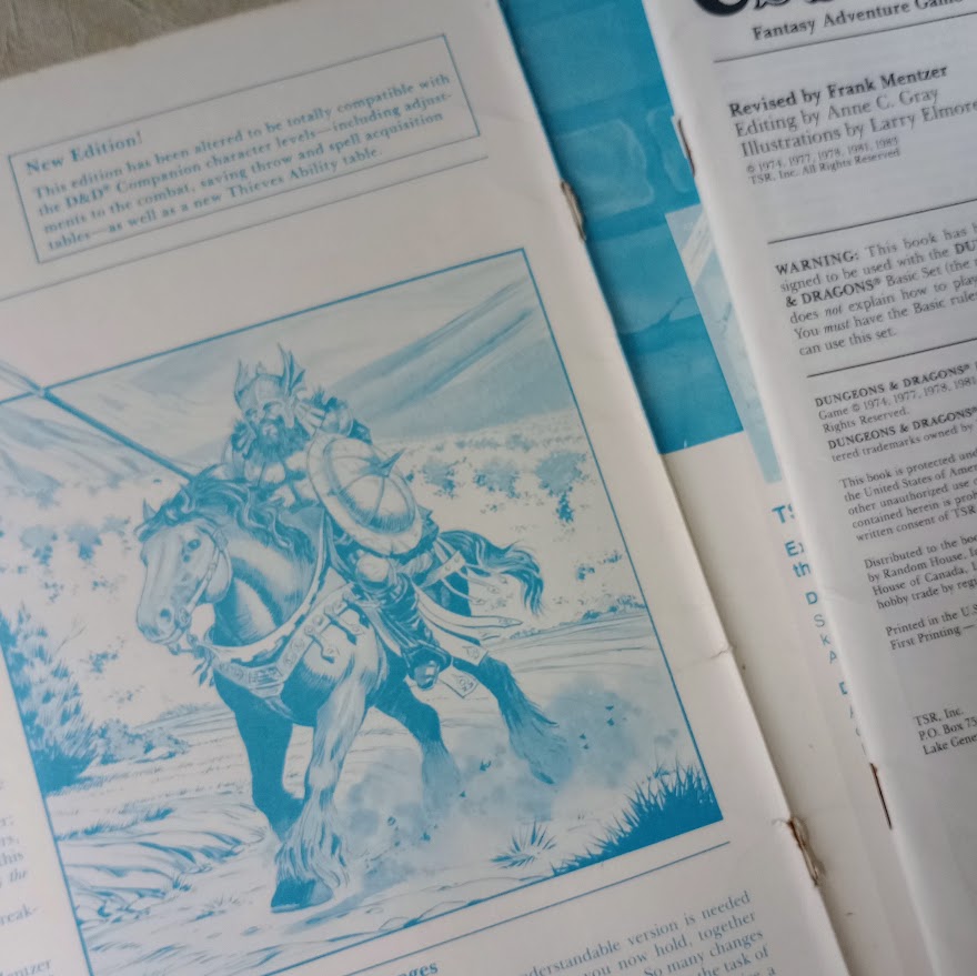 ItensRarosRPG's tweet photo. A capa do item disponível esta com bastante desgaste na cor e infelizmente está solta (ainda que sem rasgos). O interior, por outro lado, está em excelente estado, com todos os mapas de Karameikos, hex maps intactos! Confira no catálogo, o link está no fixado! https://t.co/QVSFWwTbcb