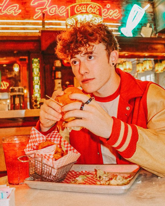 A burger sounds so good rn 
?: MelickaStudios https://t.co/sgEhnZVgFJ