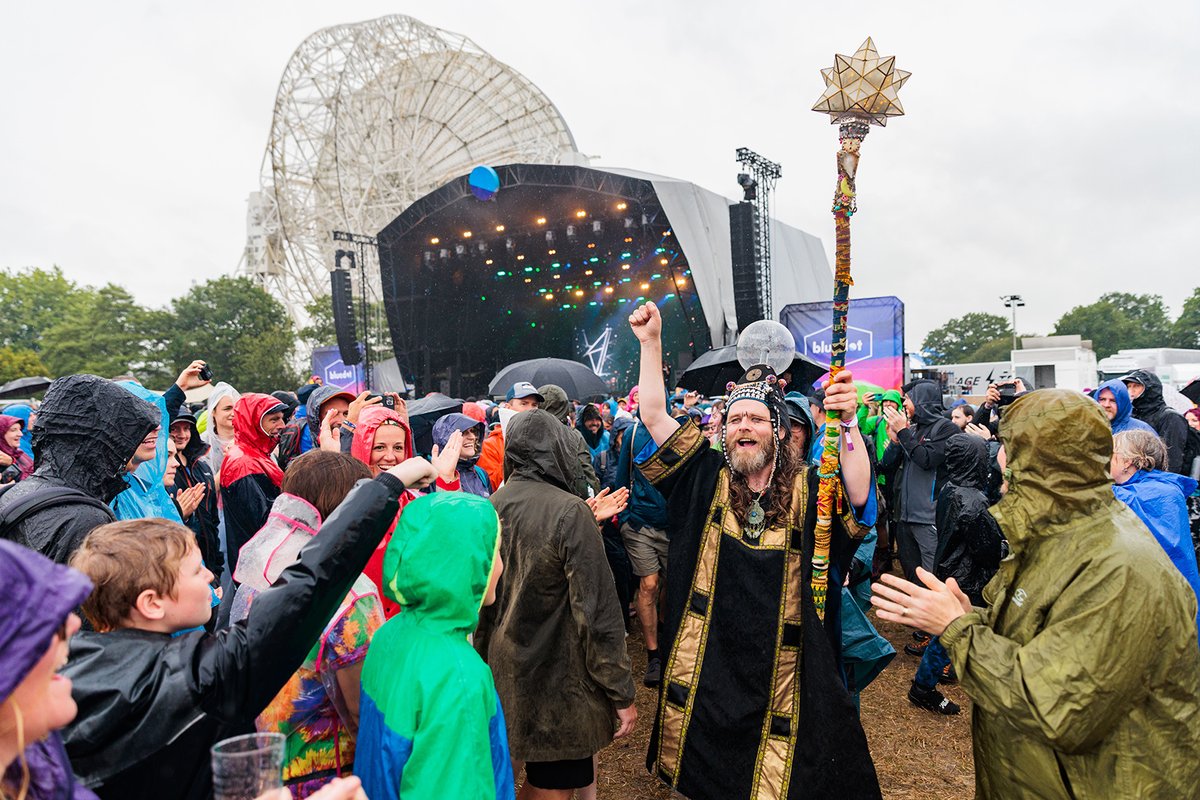 bluedotfestival's tweet photo. bluedot favourites @HENGE_band returned to bring the stellar sounds of cosmic dross to our Lovell Stage 📡 https://t.co/g2UtQEu8bY