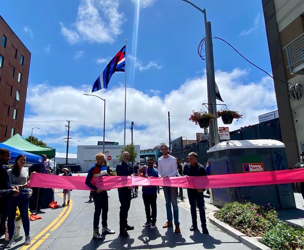 Scott_Wiener's tweet photo. We celebrated the new farmers market at Eagle Plaza, in the Leather &amp; LGBTQ Cultural District in SOMA.

This new public space — which we helped fund in the state budget — has the largest leather flag in the world.

Whether farmers market or Eagle Beer bust, this plaza nails it. https://t.co/VUjG8SLbyb