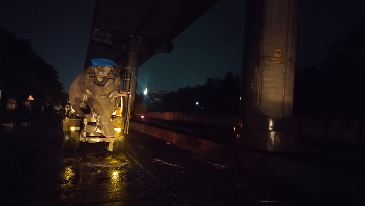 MMRDAOfficial's tweet photo. MMRDA Team repairing potholes at night on #Thane #Bhiwandi stretch as coordinated at the field level. https://t.co/imXgnGx8Lr