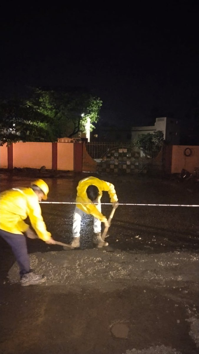 MMRDAOfficial's tweet photo. MMRDA Team repairing potholes at night on #Thane #Bhiwandi stretch as coordinated at the field level. https://t.co/imXgnGx8Lr