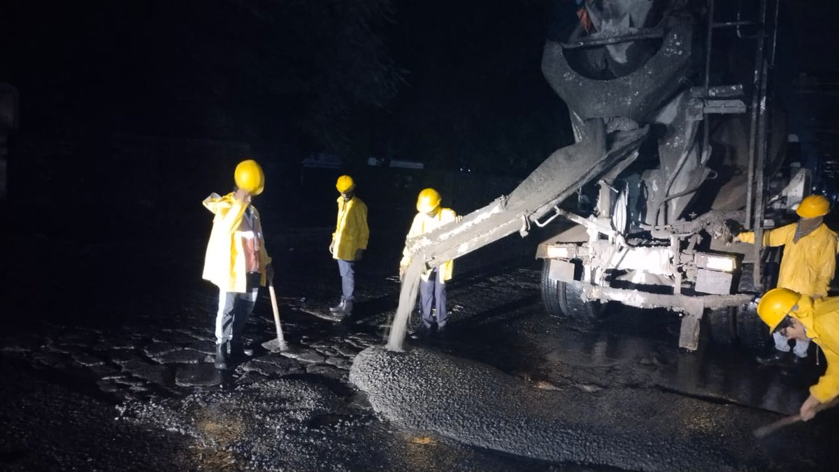 MMRDAOfficial's tweet photo. MMRDA Team repairing potholes at night on #Thane #Bhiwandi stretch as coordinated at the field level. https://t.co/imXgnGx8Lr