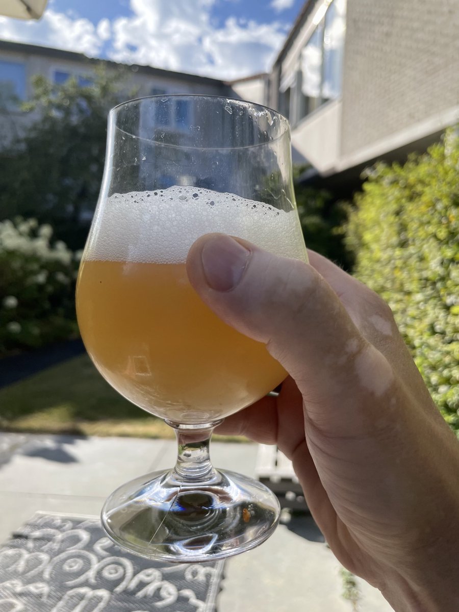 C_Rietberg's tweet photo. Zó lekker met je zelfgebrouwen biertje in de tuin. #WeizenIPA https://t.co/AivWj9UWlF
