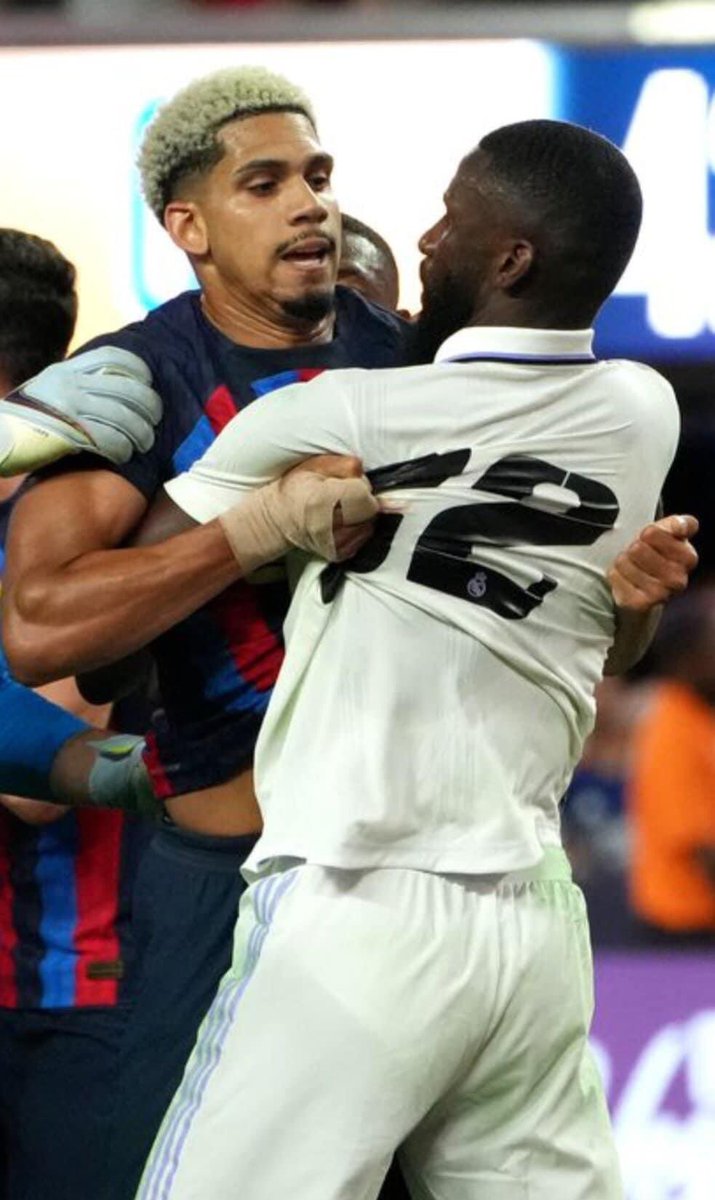Jhonn61701828's tweet photo. @CuentaMister Yo me quedo con como Araujo curo a Rudiger de su esquizofrenia por un minuto https://t.co/SMQIWFh0j5