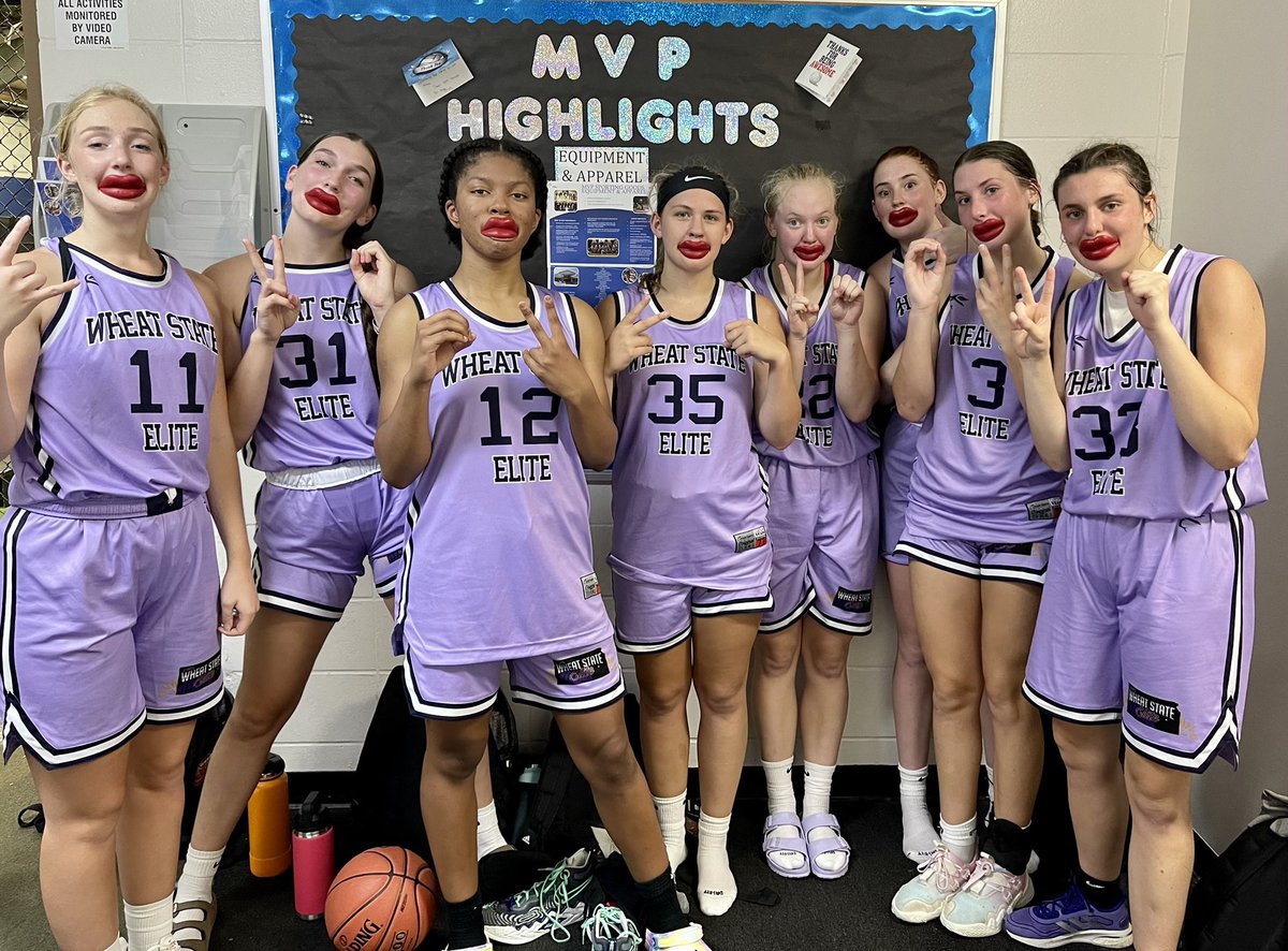 Hungry for another ✌🏻- 0️⃣ today! 🏀🍽 @DanaCrain6 @wheatstateelite