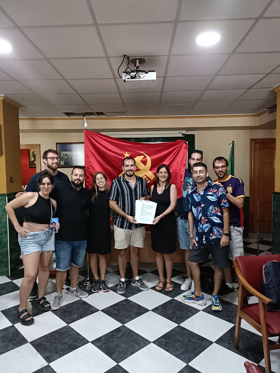 cesar91hm's tweet image. Hoy cerramos un ciclo como militantes, el ciclo de la militancia juvenil. Nos ha unido un proyecto político que nos ha convertido en la VII promoción leninista para continuar nuestra senda en el @pcandalucia.
Aquí la entrega simbólica de fichas de afiliación a @ManuelaJmn