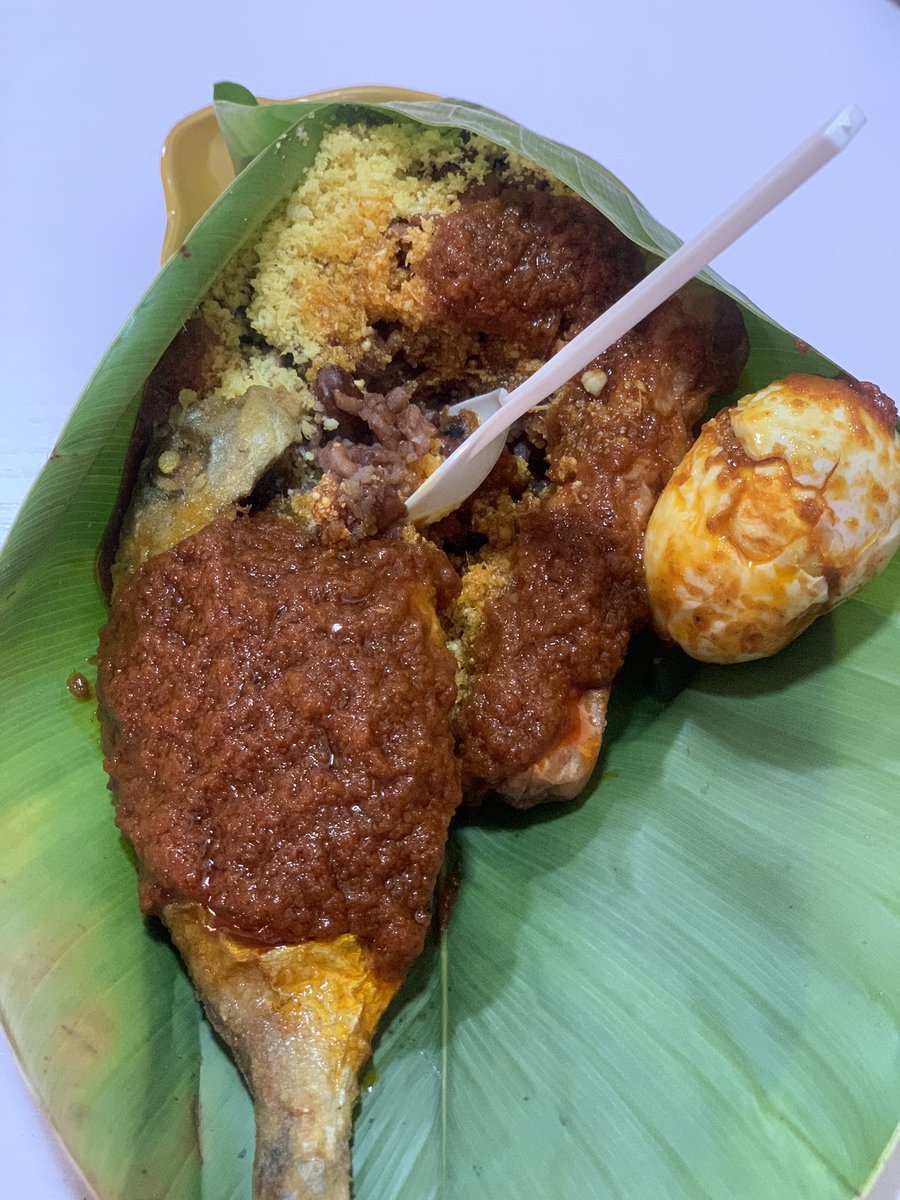 KayBee1_'s tweet photo. Its normal for people to chop Waakye with Vegetables, Egg and Fish, but you can #MakeItExtra by adding Red Red (Plantain) and Pear to it. https://t.co/NiGmPSYzKD