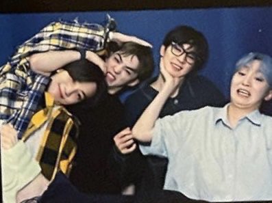 윤정한이랑 에?는 서로 머리에 손올리고잇고 승관이는 전원우한테 손갖다댔는데 원우 혼자 오갈데없는손이. 사랑스러워.... 중증인가요?