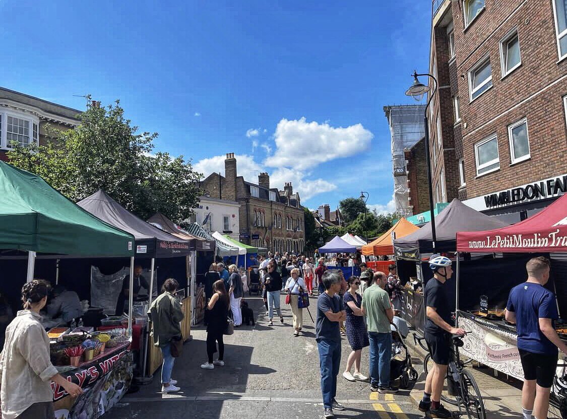 Beautiful day for a stroll through the market! Open until 3pm ☀️ 

.
#WimbledonVillage #wimbledon #london #WimbledonCommon #londondesign #everypicturetellsastory #gramminginlondon #mysecretlondon #local #igotlondonskills #mytinyatlaslondon #prettycitylondon #londondecanted