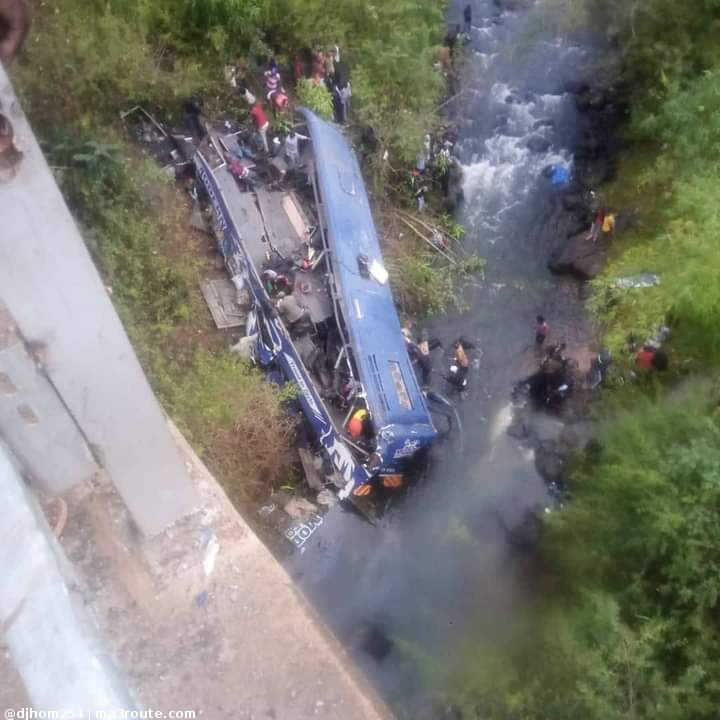19:57 Nithi Bridge... rescuing on going. Modern coast Bus looses control after the brakes failure ... witness says the Bus was coming from Meru several feared Dead... Let's pray for the families affected...  <a href="/citizentvkenya/">Citizen TV Kenya</a>
<a href="/WeruTV/">Weru TV</a>   via <a href="/djhom254/">Djhom254</a>