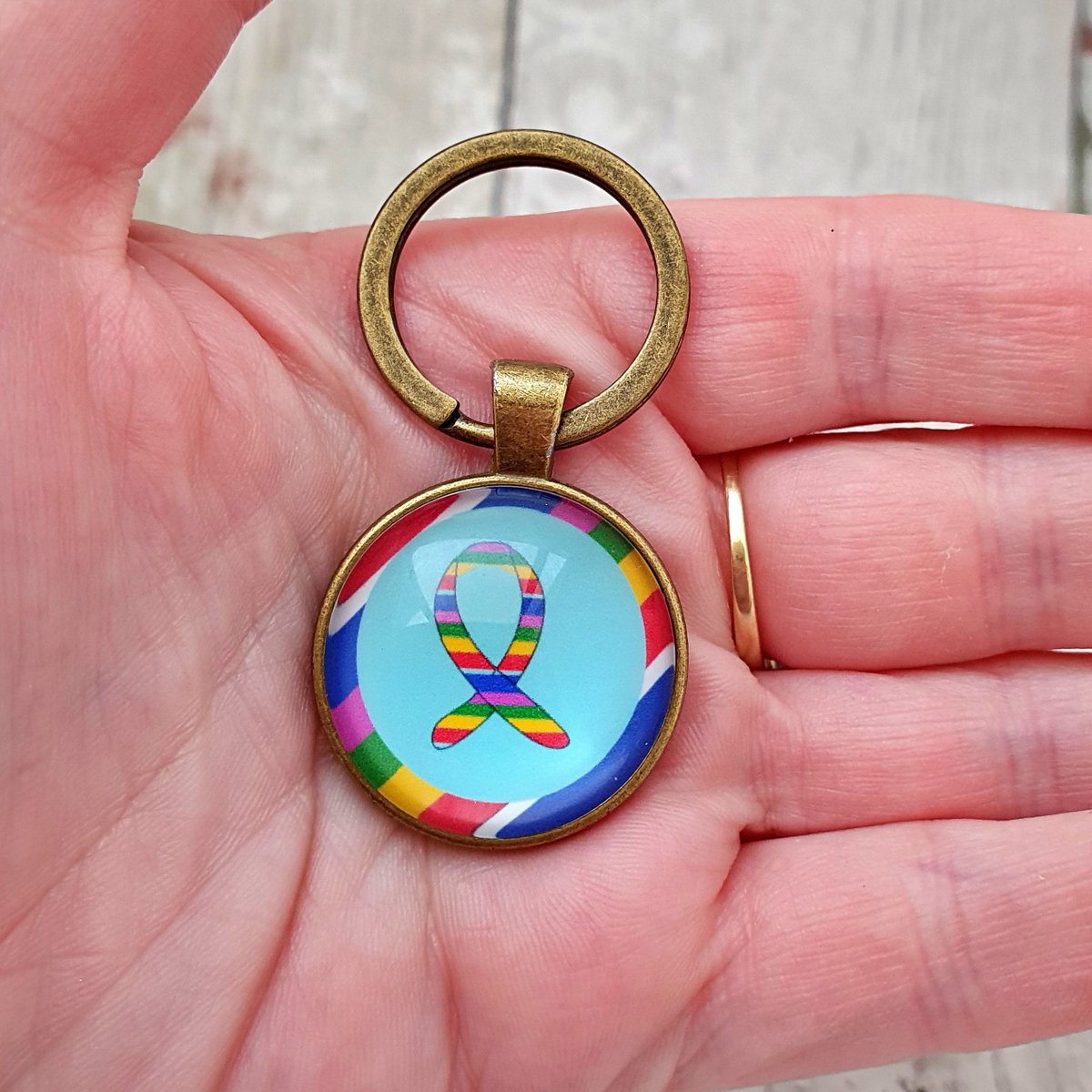 martisanne's tweet photo. Cancer ribbon keychain, rainbow ribbon keyring, LGBTQ, cancer gift, cancer survivor, colon cancer, awareness support, token gift, bag charm https://t.co/NUtfhcEJnq #EtsyTeamUnity #TMTinsta #LgbtqCancer https://t.co/iEmXO3h3UN