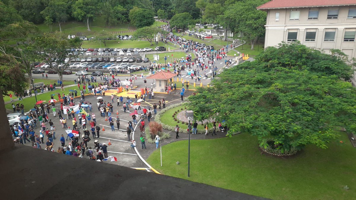 UCOCPTY's tweet photo. #PanamaProtesta llega hasta el @canaldepanama, mostrando que el Canal no es un país aparte. Los trabajadores del canal somos panameños y sufrimos los mismos problemas que enfrenta el país. Que su Adm/JD pretenda gobernarnos como feudo, ignorando derechos y garantías es otra cosa. https://t.co/UpreA3ZrzW