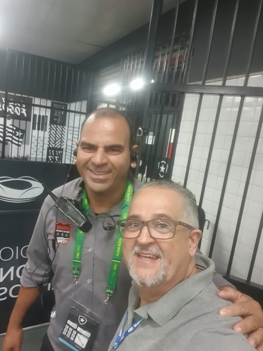 AntonioFilhoRBO's tweet photo. Esse é o cara da segurança do Nilton Santos, gente de primeiríssima qualidade!
@BlindadosSegur1 Márcio juntamente com a sua equipe faz um trabalho de excelência nos estádios do Rj https://t.co/pZYfT5lW4W