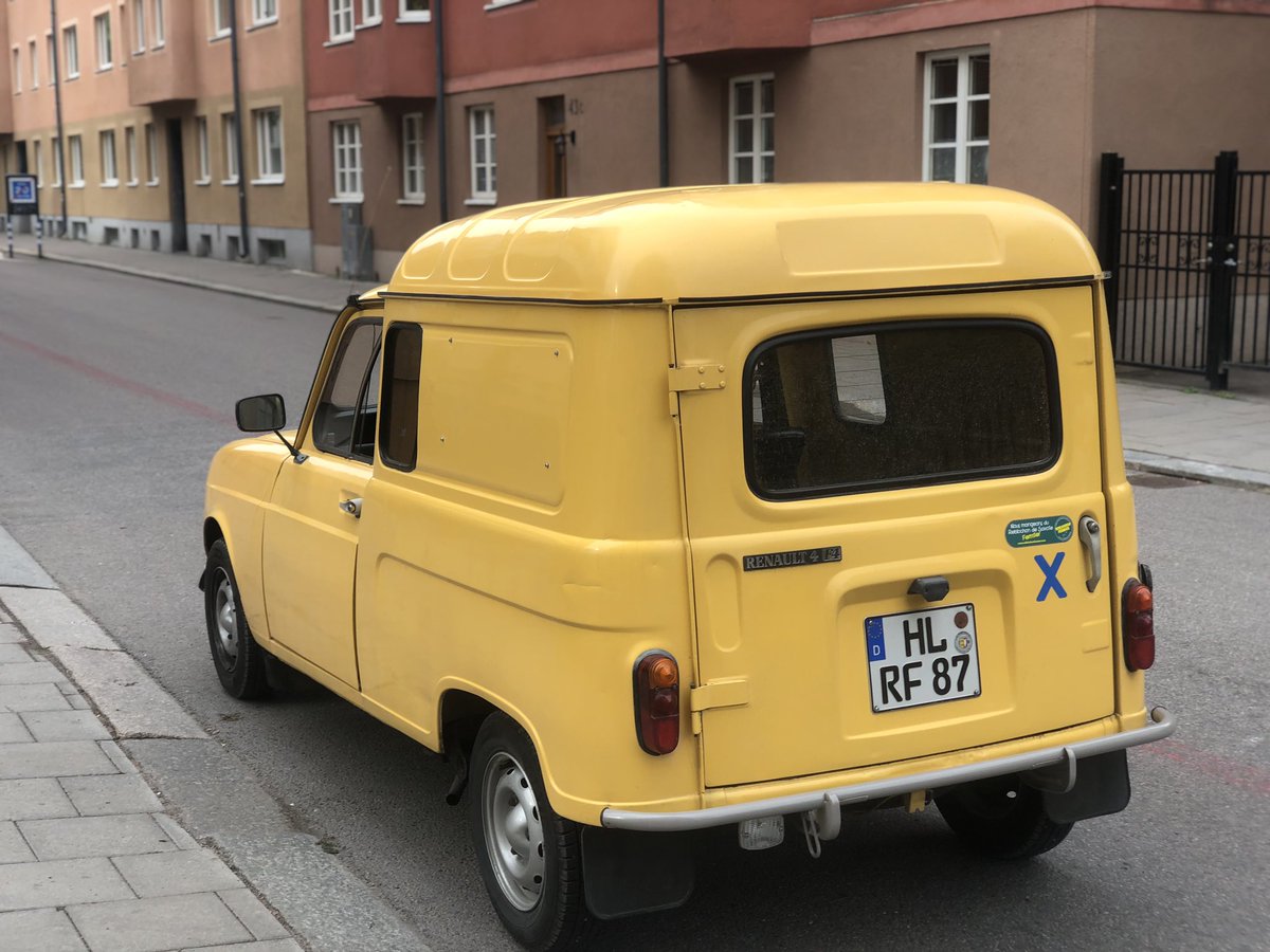 VicFre2's tweet photo. Renault 4 spotted on the way home! 
@HubNutVids do you reckon this is a factory colour? https://t.co/htHdWvwnBk