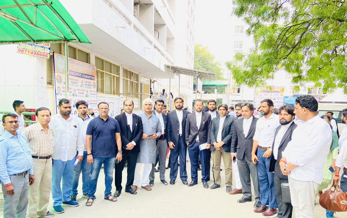IYCLegalCell's tweet photo. Members of our National Team led by our Chairman @RoopeshSinghINC ji appeared before Dist. & Session's Court to represent/contest a matter of bail on behalf of brave cadets of our organisation facing detention for past 3 nights.
#WeShallWin
#LetThereBeLight
#LawWillLeadTheWay https://t.co/KZm6VlH8Ig