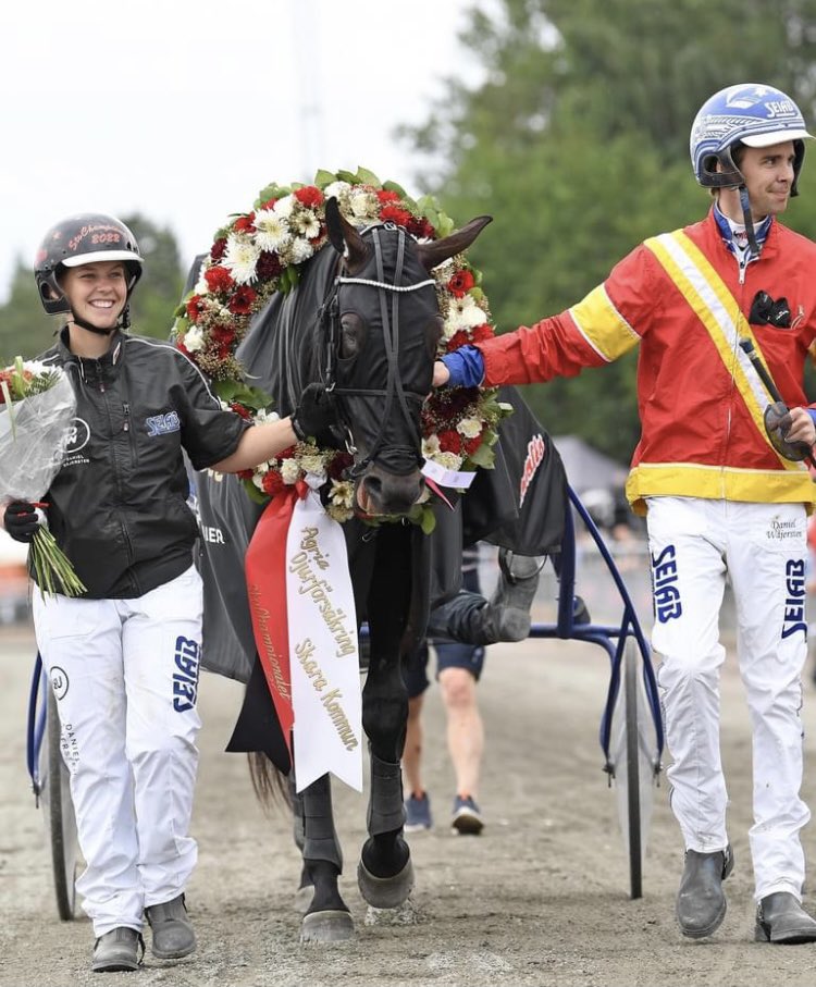 StallWajersten's tweet image. 🌟🌟Great Skills 🌟🌟
vinner Stochampionatet 2022!

Snabb start vilket resulterade i rygg ledaren, in på upploppet kom luckan och fantastiska Greta kunde avgöra på linjen! 

Segertid: 12,5a 2640m (nytt svenskt rekord) 
Ägare: Bro Byggnads AB
Skötare: Martina Gilljam
