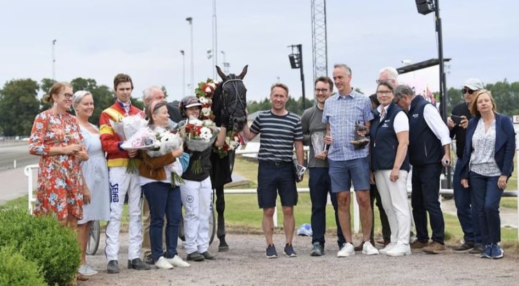 StallWajersten's tweet image. 🌟🌟Great Skills 🌟🌟
vinner Stochampionatet 2022!

Snabb start vilket resulterade i rygg ledaren, in på upploppet kom luckan och fantastiska Greta kunde avgöra på linjen! 

Segertid: 12,5a 2640m (nytt svenskt rekord) 
Ägare: Bro Byggnads AB
Skötare: Martina Gilljam
