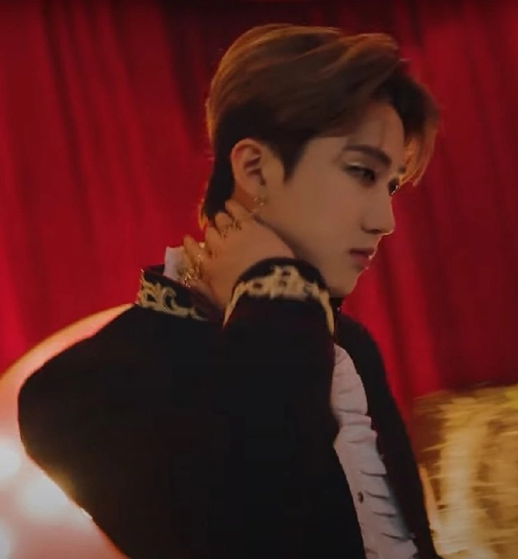 jiniret_skz_zoo's tweet photo. + Devilishly handsome, damn charming, hot #Changbin. He is so sexy, refined, elegant, aristocratic, I admired him. I love him very much, for his kindness, wisdom, genius and talents.
@Stray_Kids #창빈 #チャンビン #StrayKids #Changbinbestsinger #Changbingeniusrapper #SeoChangbin https://t.co/iB3YnZGXyr