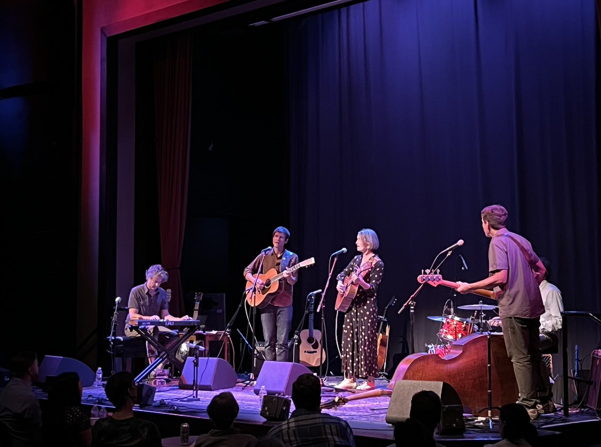 In Chicago last night, we witnessed an incredible vocal performance by the wonderful @JoanShelley. Accompanied by @nathansalsburg, Nick Macri, the hidden @spencertweedy (sorry, Spencer!), and the seated James Elkington, it brought new album ‘The Spur’ to life perfectly.