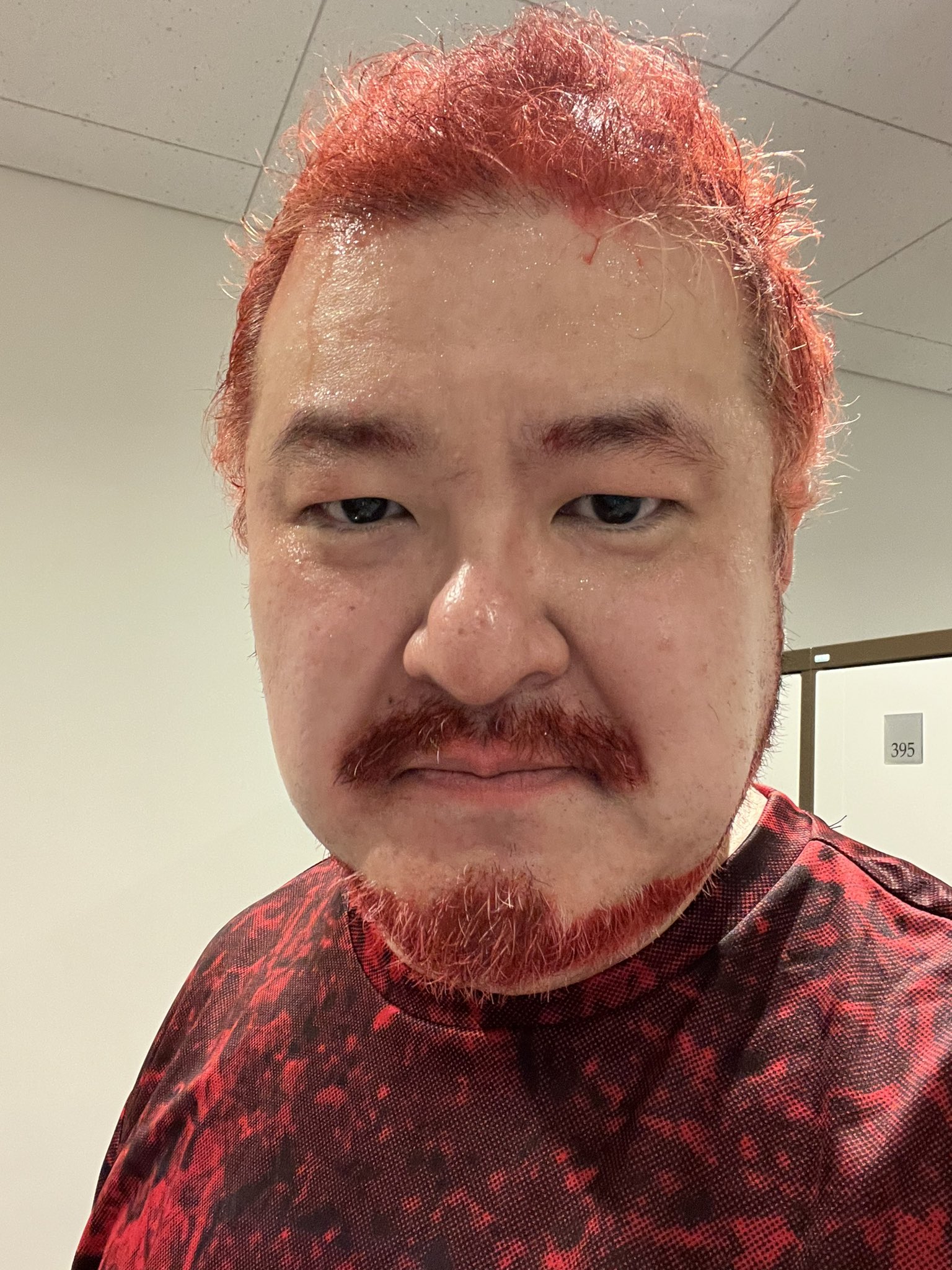 稲田徹 帰宅 そして風呂 髪とヒゲは度重なる脱色と毛染めでバサバサだったので 一旦バリカンで全刈り 2週間後にヒゲが程々に伸びてればいいので しばらくはサッパリツルツルで過ごそう イベント後 激しい戦闘により若干の流血 ではなく 赤い