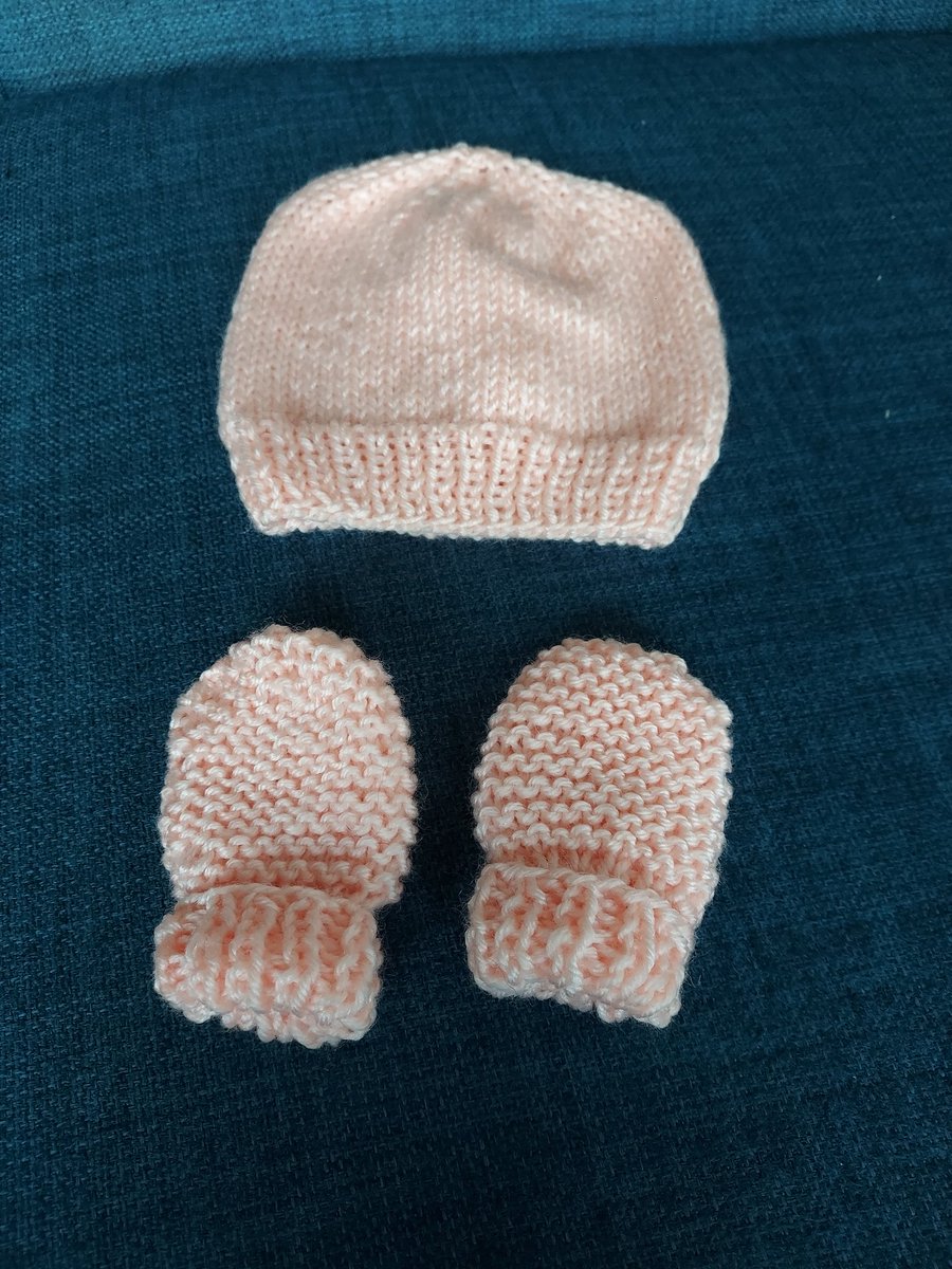 Hats and gloves #Handknits for #charity  using donated yarn