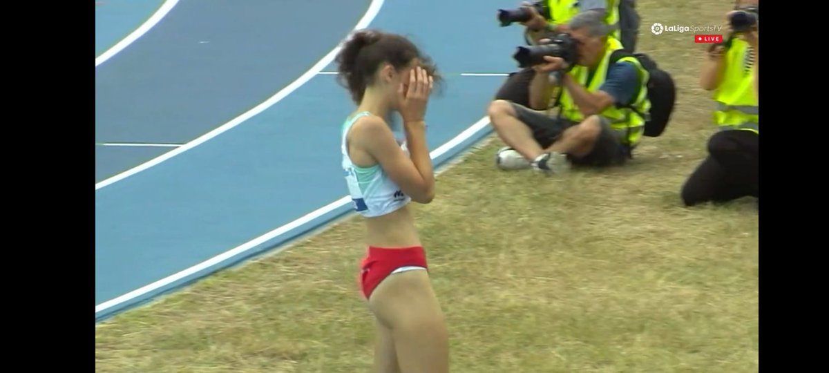atletismobat's tweet photo. Booommmm! La irundarra Alaine Aguerralde Oro en el cto españa sub16 en 300 vallas, mejorando casi 2" su marca. ZORIONAK.  Otra nueva perla de la cantera del @superamara BAT. @GipuzkoaKirolak @atletismoRFEA @kirolaknet @Irun_informa @HondarribiaUdal https://t.co/DwzxzPQLUp